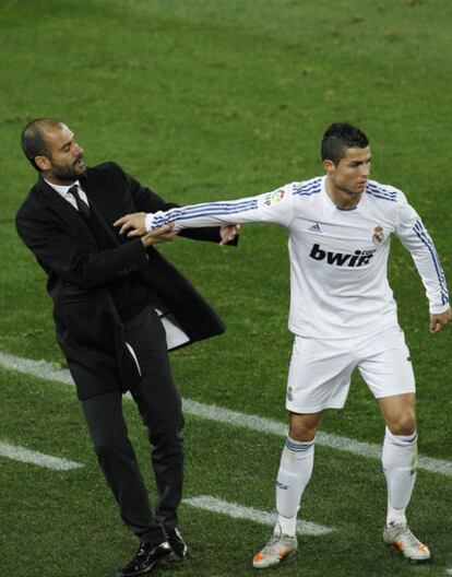 Cristiano empuja a Guardiola junto a la línea de banda.