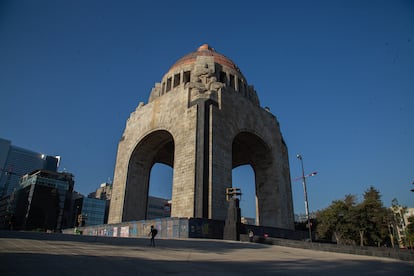El Monumento a la Revolución mexicana es otro de los puntos de concentración que ha sido resguardado. 