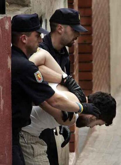 Detención de un presunto <i>yihadista</i> en su domicilio de Barcelona.