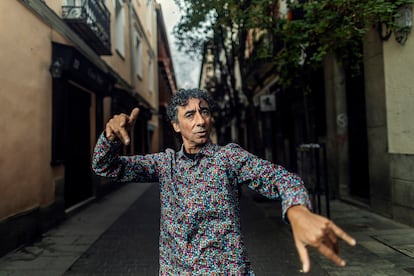 El cantante Tomasito, en el barrio de las Letras, en Madrid.