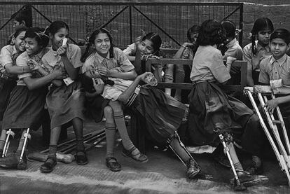 El fotógrafo brasileño Sebastião Salgado tomó esta serie de fotografías en 2001. El artista viajó a zonas remotas del sur de Sudán, Somalia, la República Democrática del Congo, Pakistán e India. Allí, retrató a los sanitarios, funcionarios y voluntarios vacunando a los niños contra esta lacra. "Los inmensos esfuerzos para erradicar la poliomielitis renovaron mi esperanza y mi fe. El mundo no puede permitirse el lujo de perder la oportunidad de acabar con una enfermedad".