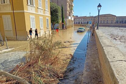 Vista de una calle inundada en Senigallia, provincia de Ancona, este viernes.