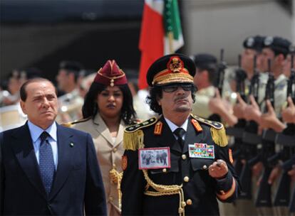 El primer ministro italiano, Silvio Berlusconi, recibe al líder libio, Muamar el Gadafi.
