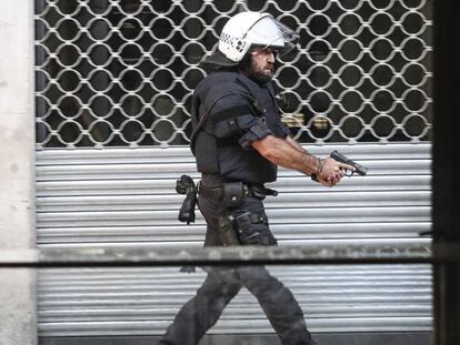 Agents de la Policia busquen els terroristes que van atemptar a la Rambla.