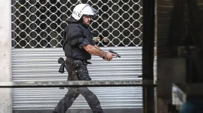 Agents de la Policia busquen els terroristes que van atemptar a la Rambla.