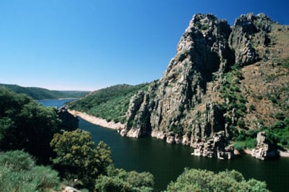 La mole de Peñafalcón, en el parque de Monfragüe (Cáceres), vista desde el mirador del Salto del Gitano.