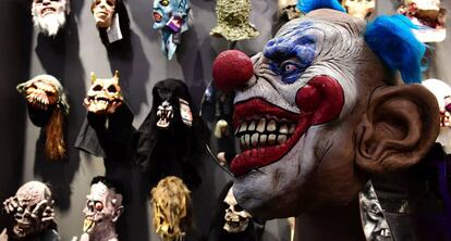 Una máscara de payaso en una tienda de Berlín.