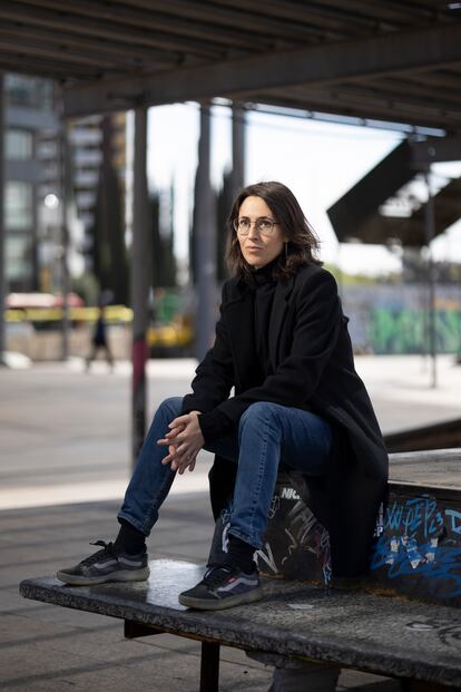 Baltasar, fotografiada junto a la estación de Sants, donde su protagonista pasa noches en duermevela.