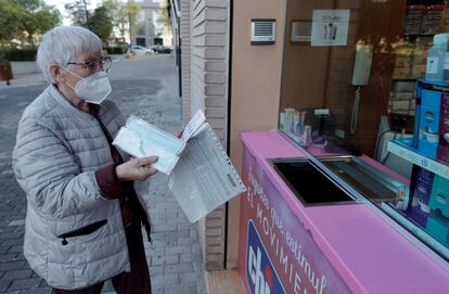 Una mujer recoge unas mascarillas en una farmacia de Valencia este lunes.