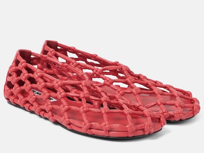 Rejillas, mallas y transparencias: Así es el zapato plano ‘aireado’ de esta primavera