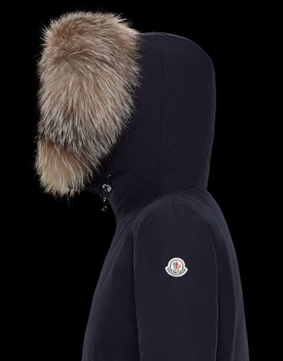 El algodón y el poliéster se combinan con acolchados y ribetes de piel de zorro para crear el Blavet, una de las últimas parkas de Moncler. Los acabados y los detalles convierten a esta prenda en una apuesta segura para el invierno, ganando en estilo y sin perder en calidez. Cuenta con una capucha desmontable, bolsillos de doble ribete con cierres a presión ocultos, cierre frontal con cremallera protegida para evitar el frío y el logotipo de la firma cosido en fieltro en la manga izquierda. Disponible en azul marino y negro. Precio: 1.650 euros.