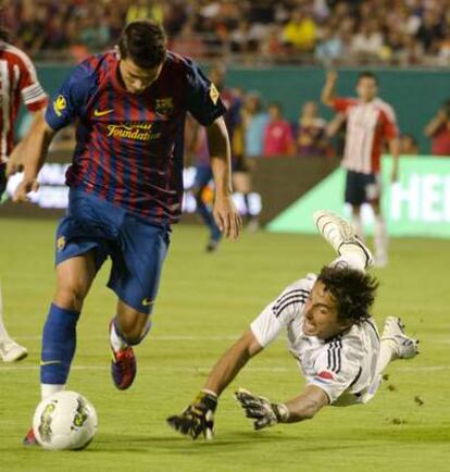 Villa regatea al portero del Chivas antes de marcar el gol del Barcelona.