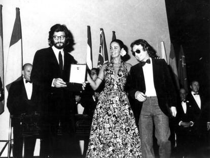 V&iacute;ctor Erice (izda) y El&iacute;as Querejeta (con gafas) recogen, en compa&ntilde;&iacute;a de la actriz Oja Kodar, la Concha de Oro por la pel&iacute;cula &quot;El esp&iacute;ritu de la colmena&quot; en la XXI edici&oacute;n del Festival de Cine de San Sebasti&aacute;n 