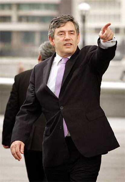 Gordon Brown, ayer tras salir de los estudios de la BBC en Londres.