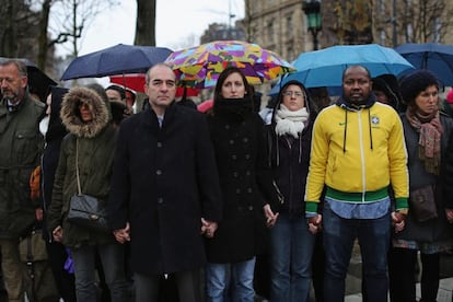 Muestras de solidaridad con las víctimas del atentado decontra la revista Charlie Hebdo en la Place de la Republique en Paris.