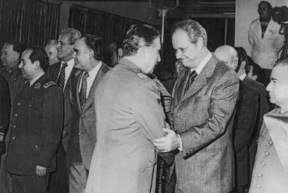 Herman Brady Roche saluda al dictador Augusto Pinochet (de espaldas).