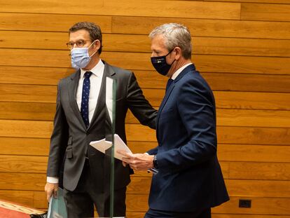 Feijóo y Rueda, a la derecha, se saludan este martes, antes de que el segundo inicie su discurso de investidura en el Parlamento gallego.