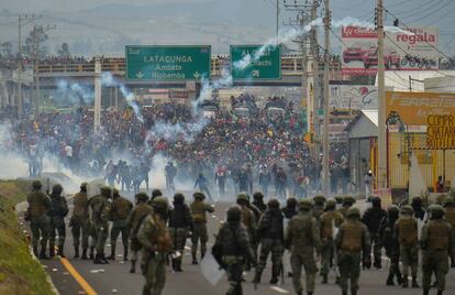 Policías y manifestantes se enfrentan en una carretera de entrada a la ciudad de Quito, este lunes.