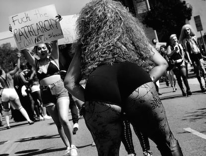 Una activista 'twerkea' durante la Slut Walk de Los Ángeles en 2017.