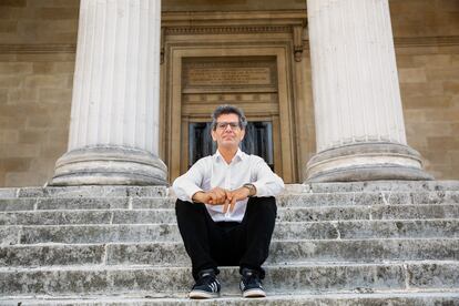 El psiquiatra Anthony David, en la entrada del edificio principal del University College en Londres el pasado 8 de julio.