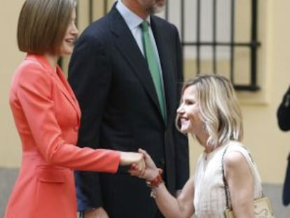 Los Reyes Felipe VI y Letizia saludan a Eugenia Martínez de Irujo (d), duquesa de Montoro, durante el acto que han presidido este martes en el Palacio de El Pardo con motivo del bicentenario de la fundación de la Diputación de la Grandeza de España.