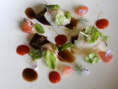 Oreja de cerdo, pez mantequilla, hierbas frescas y jugo.