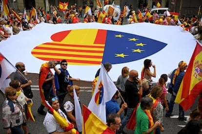 Una enorme bandera con los colores de Europa, España y Cataluña es llevada durante la marcha.