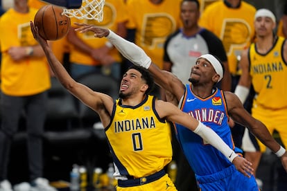 Tyrese Haliburton entra a canasta ante Shai Gilgeous-Alexander durante el partido de este viernes.