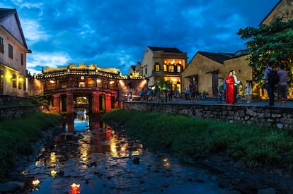 Una pareja de novios se fotografía delante del puente cubierto, construido por los japoneses. Es el único puente que se conoce que está unido por un lado a una pagoda budista. Une el barrio comercial japonés,oeste, con el barrio chino,este.