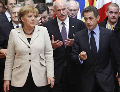 Merkel, con Papandreu y Sarkozy, en una cumbre europea.