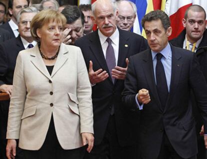 Merkel, con Papandreu y Sarkozy, en una cumbre europea.