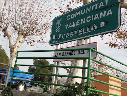 El cartell que marca la sortida del Castell, a Catalunya, i l'entrada a la Comunitat Valenciana.