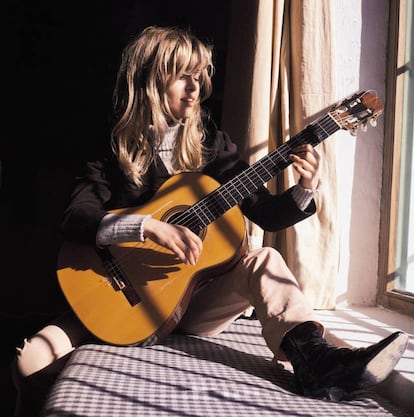 Pepa Flores tocando la guitarra.