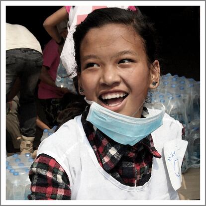 <p>Se hizo voluntaria tras el terremoto. Cargando y descargando camiones con ayuda humanitaria. </p>
<p>Y así, miles de nepaleses. </p>