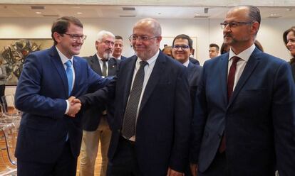 Fernández Mañueco (izq.) saluda a Igea (centro).