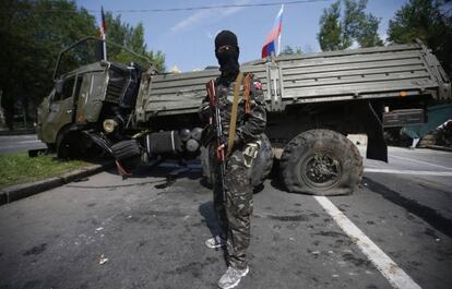 Um membro de um grupo armado pró-russo vigia uma barricada próxima a Donetsk.