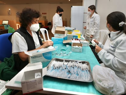 Várias trabalhadoras da saúde preparam a terceira dose da vacina contra a covid-19, na sexta-feira em Pontevedra (Espanha).