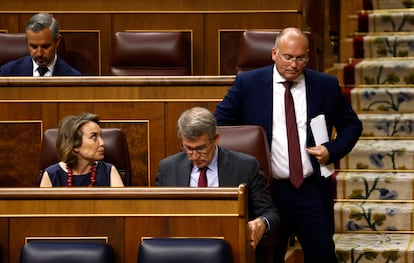 En primera fila, la secretaria general del PP, Cuca Gamarra, el presidente del Partido Popular, Alberto Núñez Feijóo, y , detrás, de pie el portavoz del PP en el Congreso, Miguel Tellado, este miércoles en el Congreso.