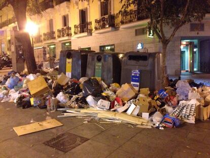 Basura en la calle Pez Junto al Palentino. Nos la envía por twitter Juan Ruiz-Valdepeñas. https://twitter.com/juanrvg