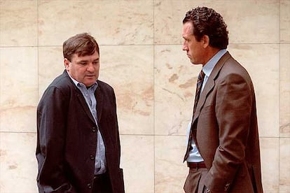 <b>Mayo 2004</b>. El Real Madrid termina la Liga en cuarta posición. Florentino Pérez destituye a Carlos Queiroz y anuncia la contratación de José Antonio Camacho para ocupara el banquillo del Real Madrid. Jorge Valdano se marcha del club.