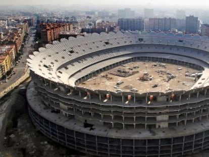 Las obras paralizadas del nuevo estadio del Valencia.
