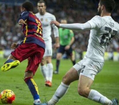 La patada a Neymar que le costó la expulsión a Isco en el clásico.