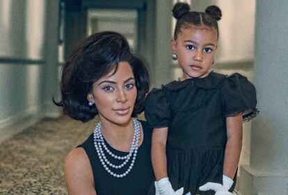 Kim Kardashian y su hija North, retratadas por Steven Klein. Imagen compartida en su cuenta de Twitter.