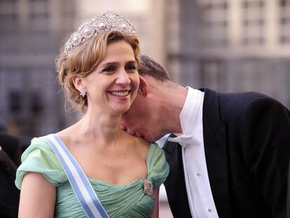 Iñaki Urdangarin besa en el cuello a su esposa, la infanta Cristina, a la llegada al banquete de la boda real de la princesa heredera de Suecia, Victoria, y su recién marido, Danikel Westling, en el palacio Real de Estocolmo, tras la ceremonia de la boda. 
19/06/2010