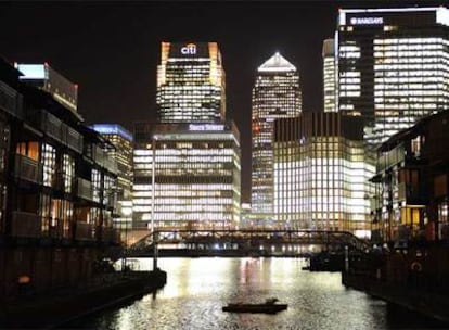 Una imagen nocturna del barrio financiero de Canary Wharf en marzo pasado.