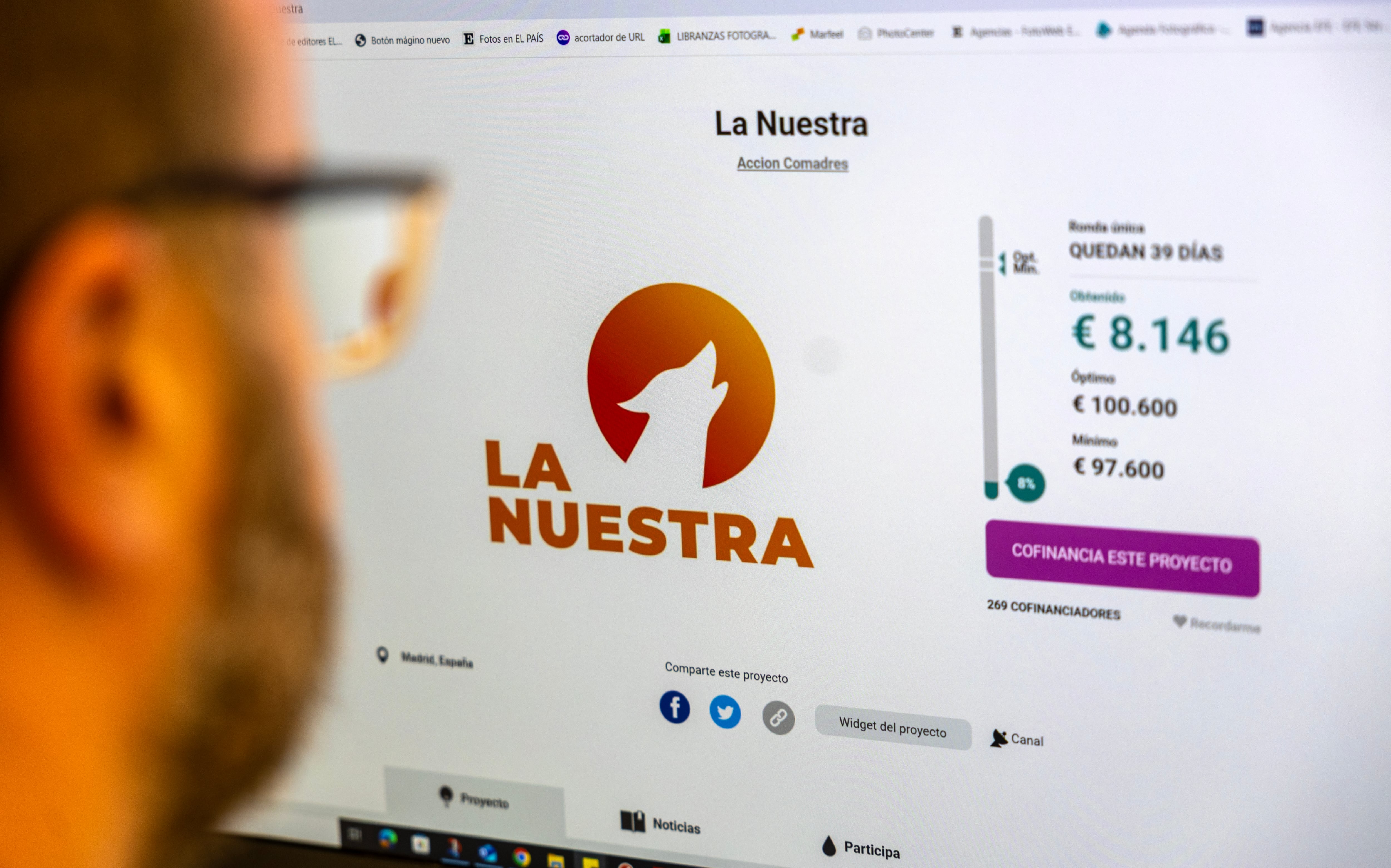Una persona mira la web de con el 'crowdfunding' para la nueva red social La Nuestra.