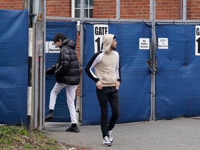 Dos inmigrantes retenidos en los Barracones Napier, una antigua instalación militar británica en la localidad de Folkestone, Reino Unido, el pasado 1 de enero.