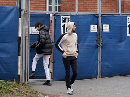 Dos jóvenes migrantes retenidos en los Barracones Napier, una antigua instalación militar británica en la localidad de Folkestone, el pasado 1 de enero.