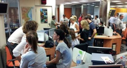 Periodistas de Nou, en la redacción tras conocerse la decisión de cierre.