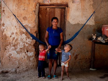 Teresa Raymundo junto a sus dos hijos gemelos, con desnutrición crónica, en Chiquimula, Guatemala.